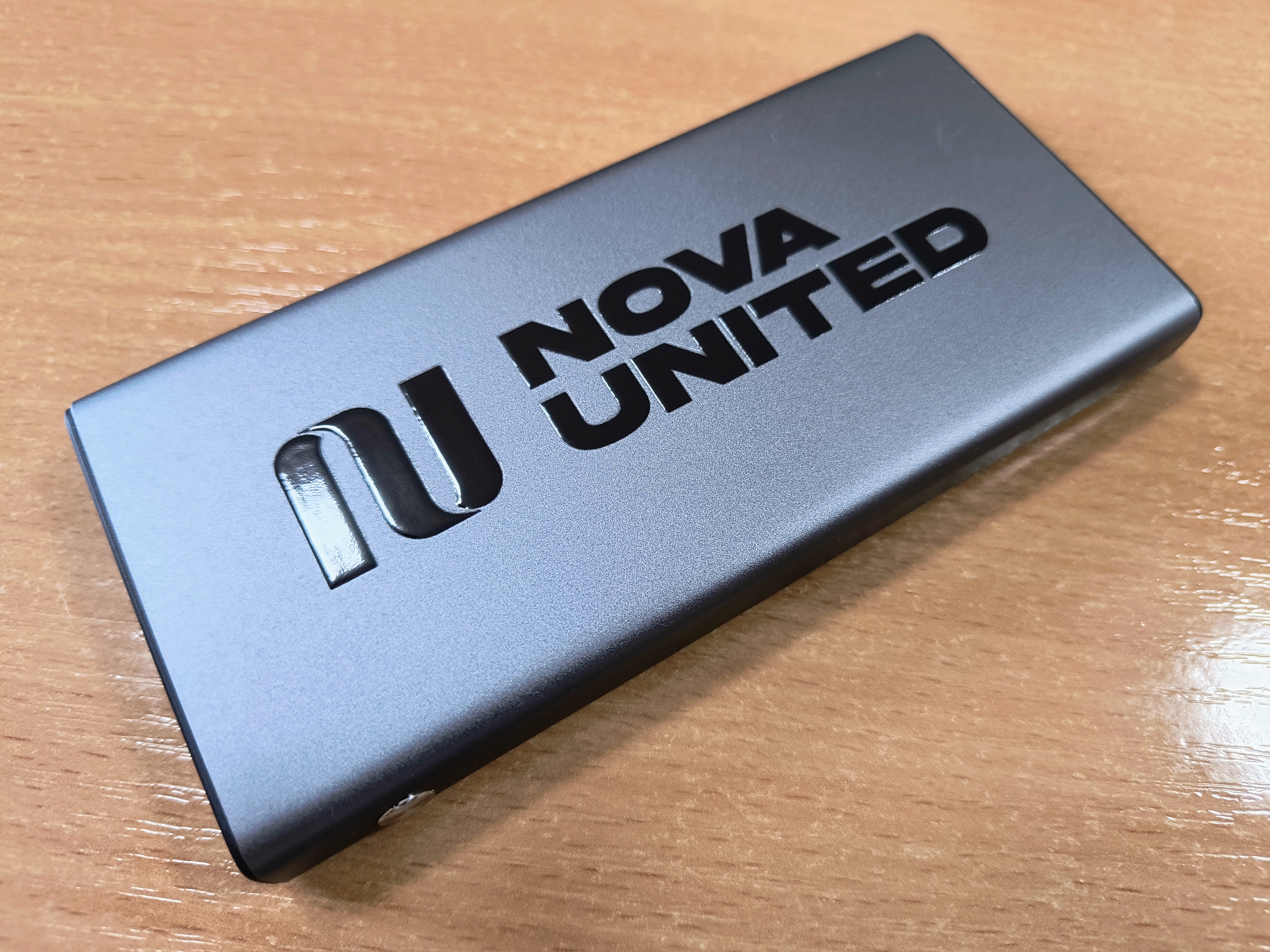 Брендований power bank з логотипом методом UV DTF друку – стильне рішення для бізнесу та подарунків.з логотипом методом UV DTF друку – стильне рішення для бізнесу та подарунків.